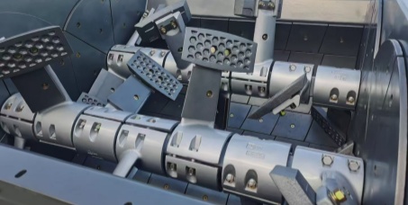 ミキサーブレードにとって、硬度よりも耐衝撃性が重要なのはなぜですか？